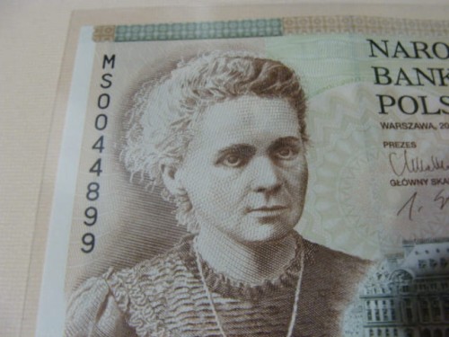 Banknot  20 zł /2011 r.  -  Maria Skłodowska-Curie - 100. rocznica przyznania Nagrody Nobla w dziedzinie chemii (ciekawy numer serii).
Sklep Numizmatyczny, Warszawa ul. Króla Maciusia 12.    www.sklepnumizmatyczny.eu