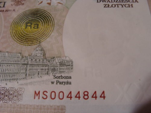 Banknot  kolekcjonerski  20 zł /2011 r.  -  Maria Skłodowska-Curie - 100. rocznica przyznania Nagrody Nobla w dziedzinie chemii (ciekawy numer serii).
Sklep Numizmatyczny, Warszawa ul. Króla Maciusia 12.    www.sklepnumizmatyczny.eu